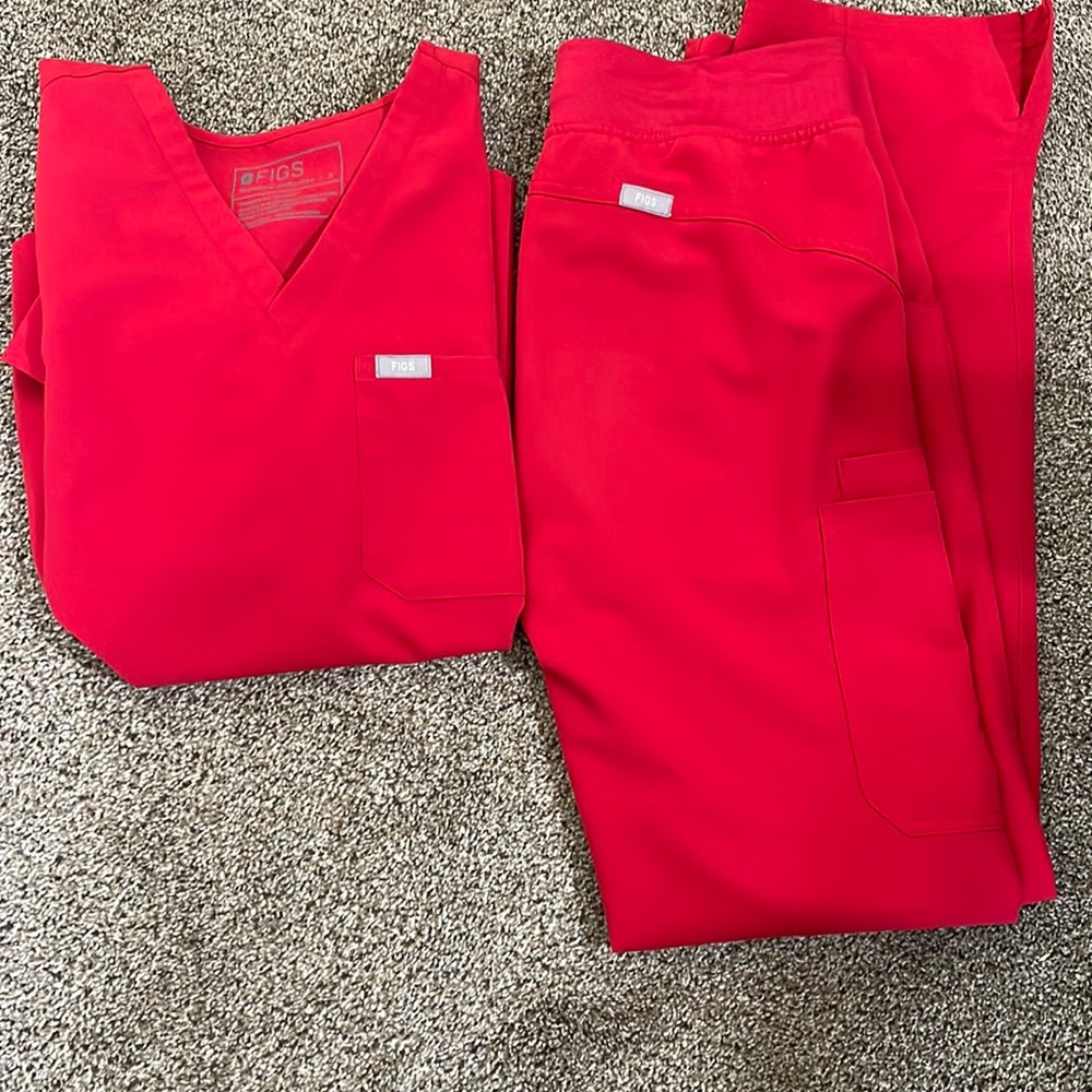 Figs winning Red scrubs small Catarina top and XS tall kade pant excellent cond